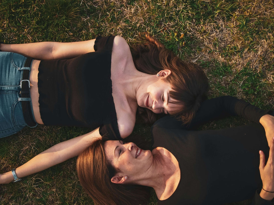 deux femmes complices qui se regardent en souriant