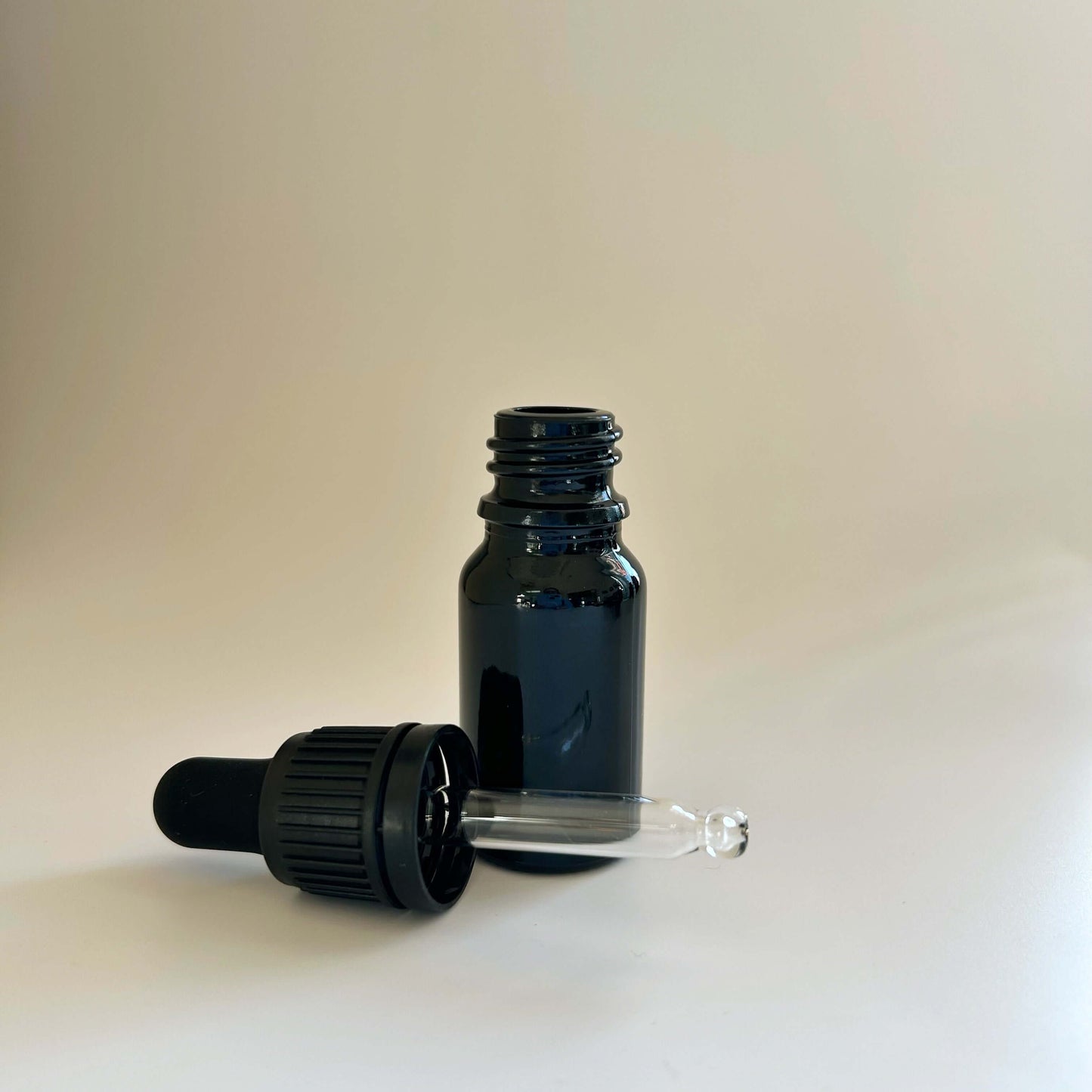Flacon vide en verre violet 10 ml, 30 ml, 50 ml, 100 ml avec roll on ou pipette - Bloom & Chill