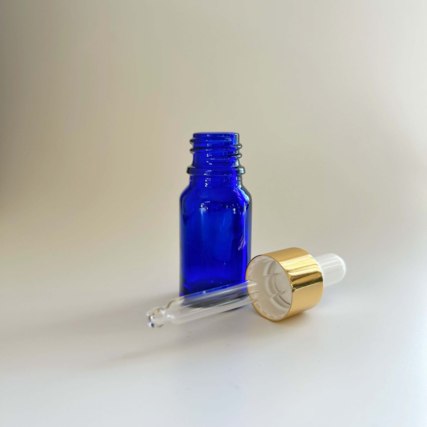 Flacon vide en verre bleu 10 ml avec pipette ou roll on - Bloom & Chill