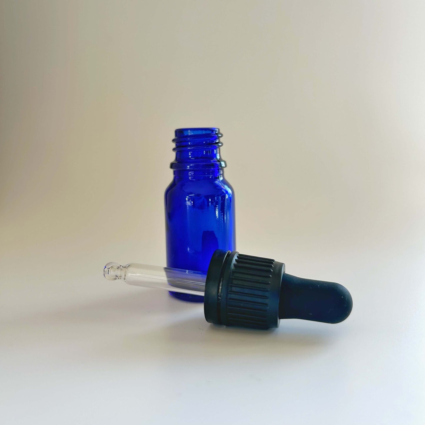 Flacon vide en verre bleu 10 ml avec pipette ou roll on - Bloom & Chill