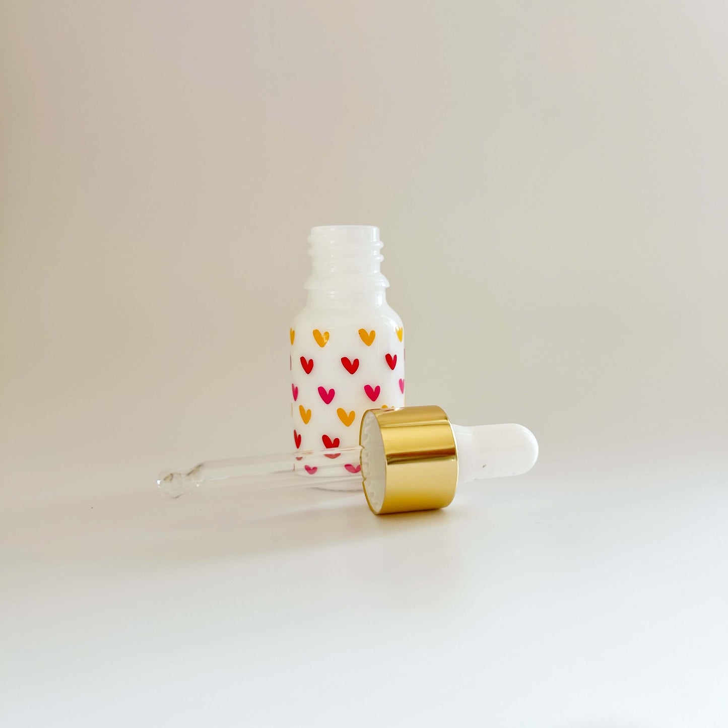 flacon vide d'huile essentielle motif coeurs