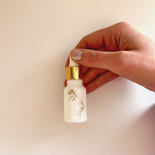 flacon vide d'huile essentielle motif visage de femme