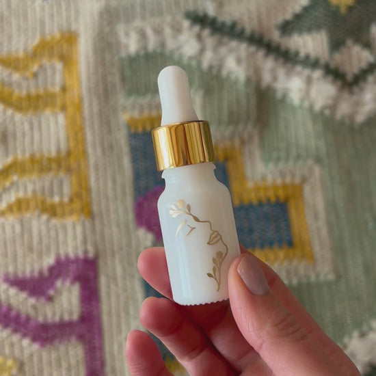 flacon vide d'huile essentielle motif visage de femme